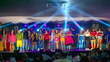 El elenco de Gleeland, acompañado por su maestro Carlos Ávila, expresa su agradecimiento al público desde el escenario tras una exitosa función del musical.