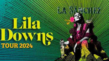 Lila Downs en el escenario, cautivando al público con su poderosa voz y su vibrante interpretación, durante su concierto en el Forum Mundo Imperial en Acapulco.