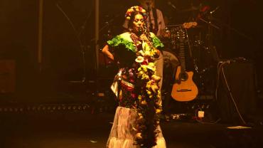 Lila Downs en concierto, cautivando a su audiencia en Acapulco