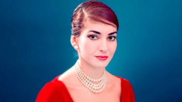 Retrato de María Callas, con expresión dramática y vestimenta elegante.