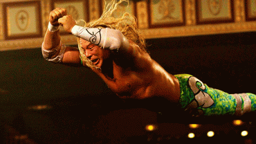 Escena de El luchador donde Randy "The Ram" realiza un salto al centro del cuadrilátero, estirando todo su cuerpo en una emblemática escena de la película.