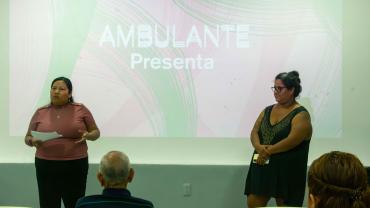 Procesa Cabrera y Cande Palma se dirigen al público desde un micrófono durante la presentación previa a la proyección del documental Igualada en la Biblioteca Pública No. 22 de Acapulco.