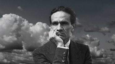 Retrato en blanco y negro de César Vallejo, con una expresión profunda y melancólica, reflejando su intensidad poética.