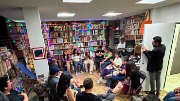 Escritoras guerrerenses leen en voz alta frente a un público en la librería El Último Encuentro, durante el evento literario "El Sur es violeta" en la Ciudad de México