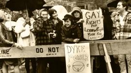 Sylvia Rivera (izquierda), Marsha P. Johnson (segunda izquierda) acompañadas de otros activistas. Nueva York, 1973. Foto de Diana Davies.
