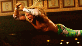 Escena de El luchador donde Randy "The Ram" realiza un salto al centro del cuadrilátero, estirando todo su cuerpo en una emblemática escena de la película.