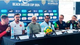 Mesa de la conferencia de prensa de la Beach Soccer Cup 2024, con organizadores y representantes del evento