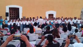 El coro dirigido por el maestro Amílcar Montero Ávila interpreta una pieza musical frente al público en el Fuerte de San Diego durante la conmemoración del Día Internacional de la Lengua Materna.