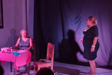 Actriz de pie confronta a su madre sentada y afligida durante una escena de la obra Las Ubarry, presentada por la Compañía de Teatro Cámara Negra en Acapulco.