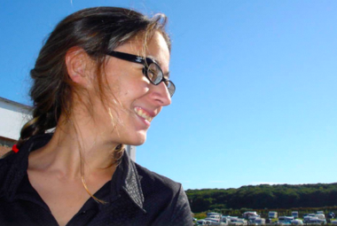 Mayra Inzunza, autora mexicana, con una expresión amigable