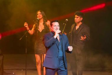 Cantante Daniel Boaventura interpretando baladas en vivo sobre el escenario del Forum Mundo Imperial en Acapulco, con luces de concierto y público disfrutando de su presentación musical.