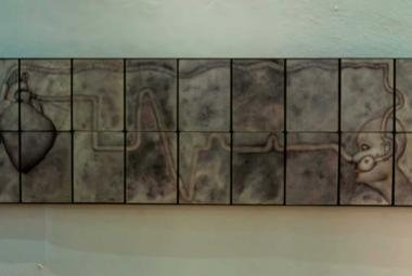 "Obra de arte titulada 'Transfusión de identidad' por Everardo Reyes. Serie de lienzos dispuestos horizontalmente que muestran un corazón humano conectado mediante una línea ondulada a una figura humana estilizada con auriculares. El fondo es gris oscuro con texturas orgánicas. Representa la conexión entre emociones, identidad y tecnología