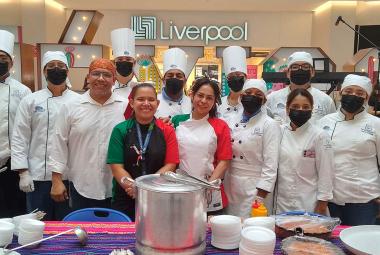 udiantes y docentes de Gastronomía de la Universidad Hipócrates posan con sus uniformes de chef durante la degustación gastronómica en Galerías Acapulco.