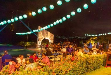 Espacio en el jardín con vista al mar que acogió al Tahi Fest 2026