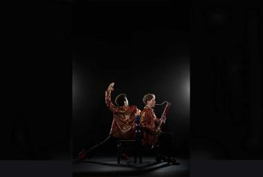 Víctor y Ruvén se presentan en el escenario; ella baila flamenco mientras él interpreta el fagot durante su gira por México.