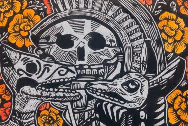 Grabado artístico en blanco, negro, naranja y amarillo que representa una calavera junto a un perro xoloitzcuintle, rodeados de flores de cempasúchil.