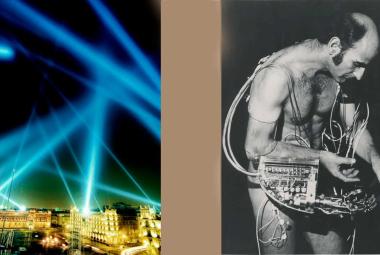 Instalación artística de luces láser azules sobre edificios en una plaza nocturna, junto a una fotografía en blanco y negro de un hombre conectado a dispositivos electrónicos.