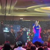 Rosy Arango y Rafael Negrete interpretando grandes éxitos de Juan Gabriel durante la inauguración de la temporada de verano de la Orquesta Filarmónica de Acapulco en el Salón Ocean del hotel Princess Mundo Imperial