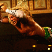Escena de El luchador donde Randy "The Ram" realiza un salto al centro del cuadrilátero, estirando todo su cuerpo en una emblemática escena de la película.