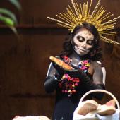 Joven de Catrina en un panadería