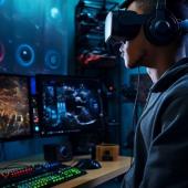 Joven gamer con lentes especializados juega en su computadora, inmerso en el ambiente de gaming