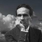 Retrato en blanco y negro de César Vallejo, con una expresión profunda y melancólica, reflejando su intensidad poética.