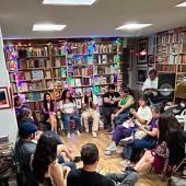 Escritoras guerrerenses leen en voz alta frente a un público en la librería El Último Encuentro, durante el evento literario "El Sur es violeta" en la Ciudad de México