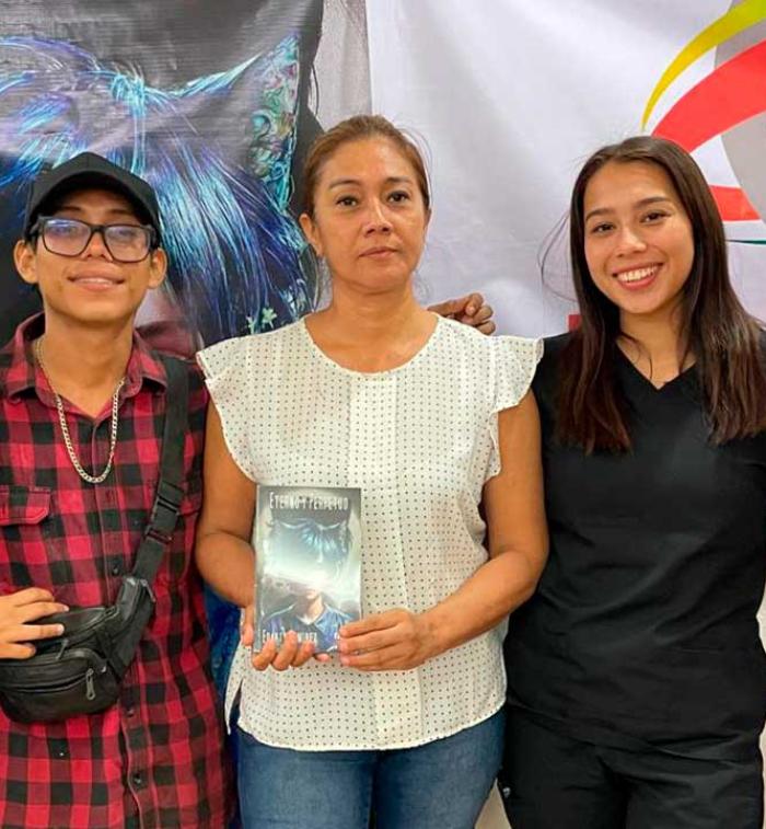 La escritora Edarty Ramírez posa junto a asistentes durante la presentación de Eterno y Perpetuo en Acapulco, compartiendo su mensaje a favor de la inclusión y la diversidad.