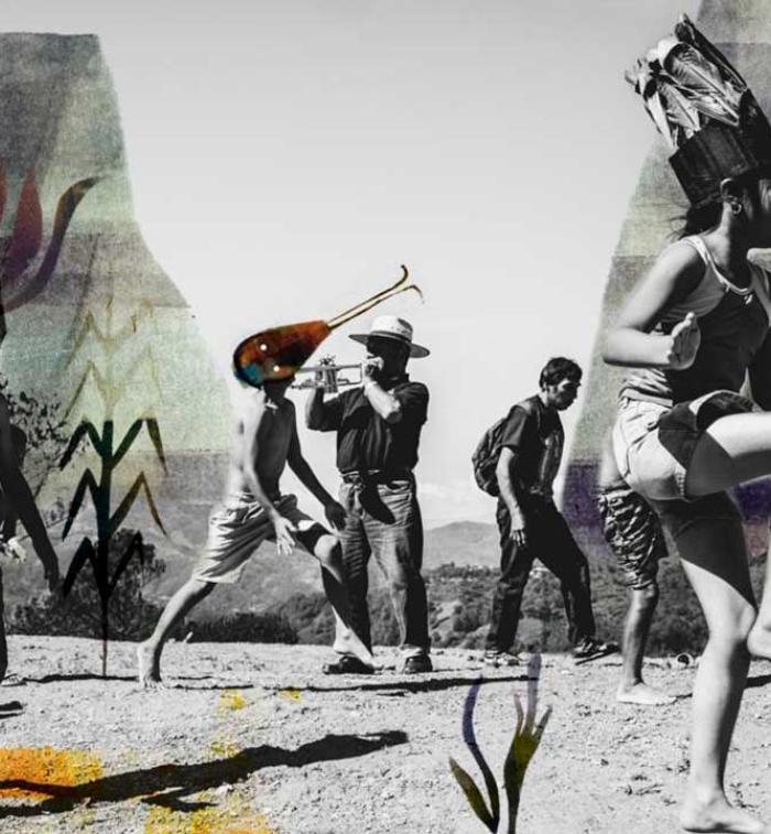Collage fotográfico de una danza ritual con jóvenes en movimiento, un músico con sombrero e instrumento de viento, y elementos simbólicos de plumas y vegetación sobre un paisaje montañoso en blanco y negro con detalles de color.