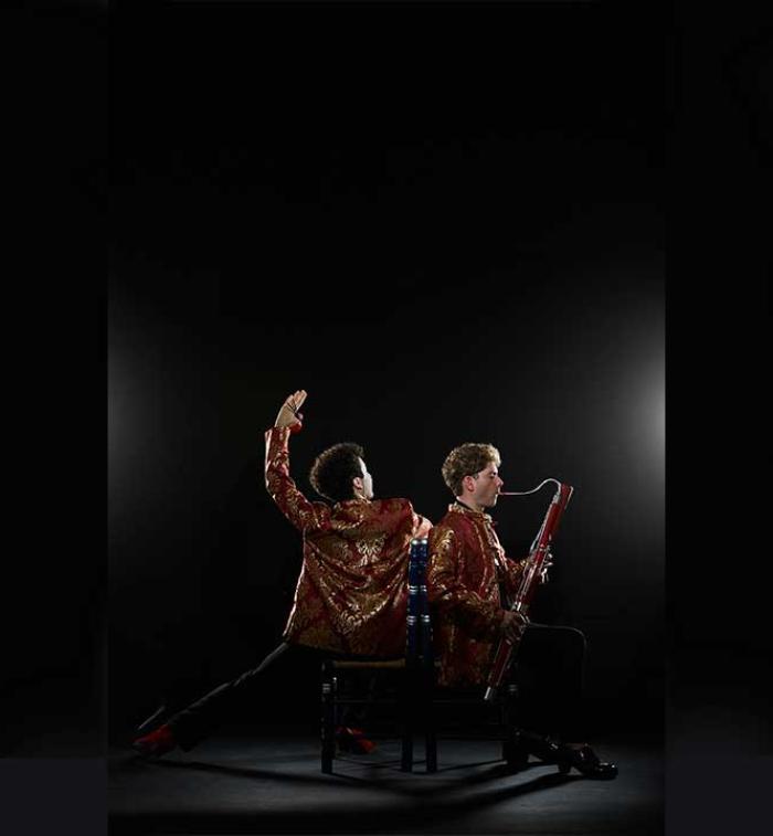 Víctor y Ruvén se presentan en el escenario; ella baila flamenco mientras él interpreta el fagot durante su gira por México.